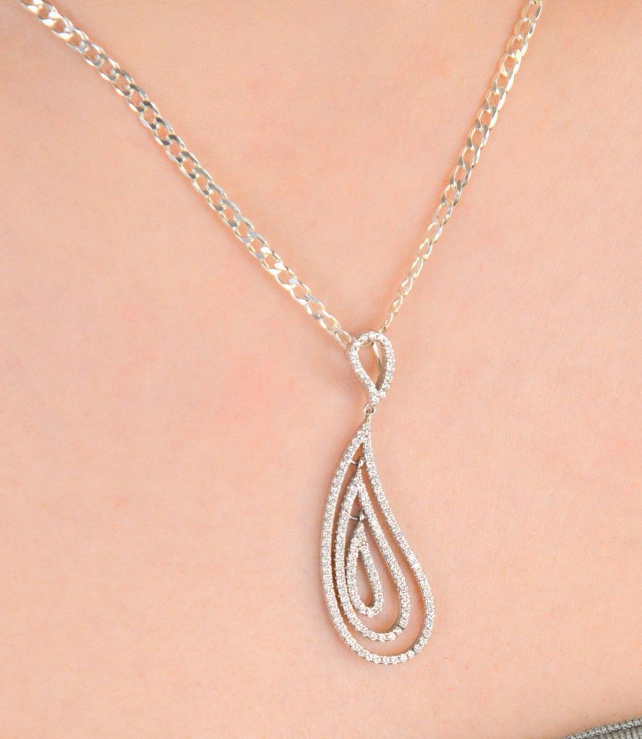 Srebrna zawieszka ozdobiona cyrkonią Z VI12 056.jpg